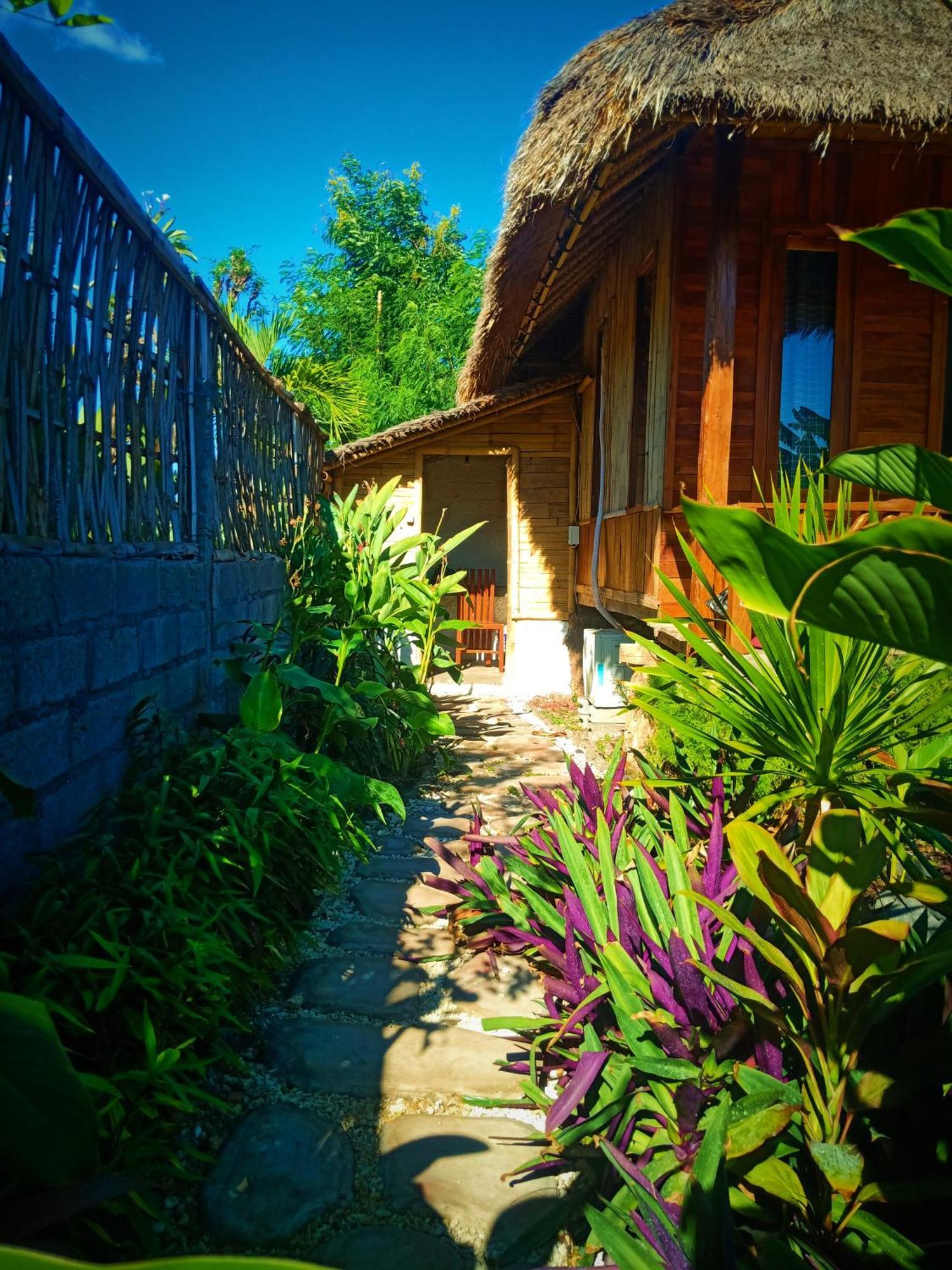 Umah Kayu 2-Menjangan Homestay Banyuwedang Ngoại thất bức ảnh